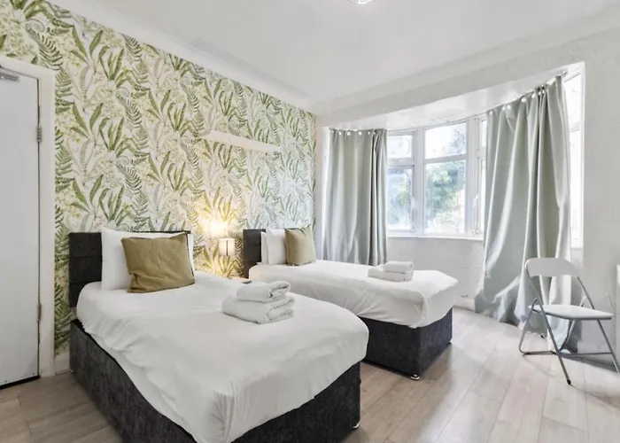 Comfortable & Convenient Spacious Private Room In Downshill Way London